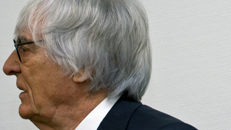 Der Formel-1-Chef Bernie Ecclestone steht am 05.08.2014 in München (Bayern) im Landgericht München I vor Prozessbeginn im Verhandlungssaal.