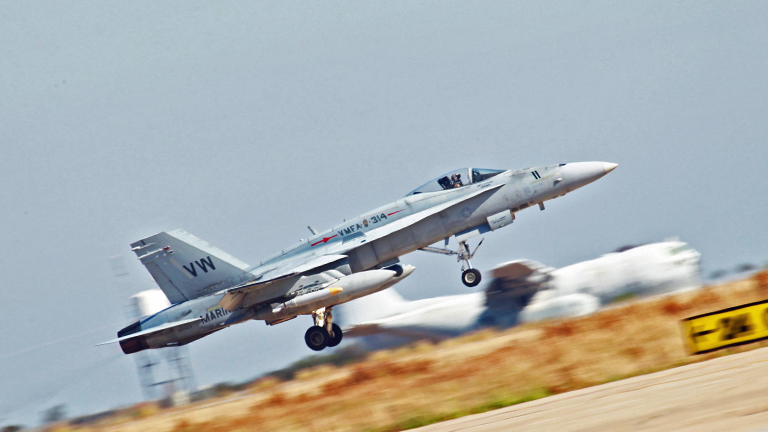 Eine F/A-128 Hornet der US-amerikanischen Marine-Soldaten startet.