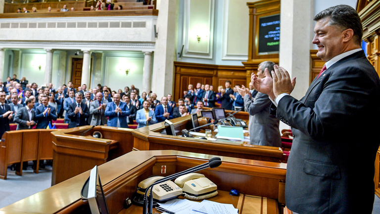 Ukraines Präsident Petro Poroshenko hat ein Abkommen unterschrieben am 16.09.2014, mit der sein Land näher an die EU rücken soll.