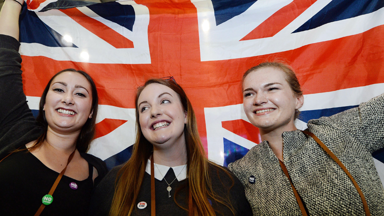 Drei Schottinnen halten die Flagge Union Jack und freien sich am 19.09.2014 über den Verbleib Schottland in Großbritannien.