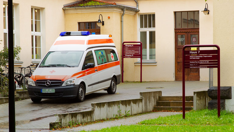 Blick auf die Klinik für Infektiologie des St. Georg Krankenhauses in Leipzig.