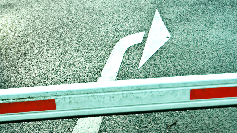 Eine heruntergelassene Schranke.