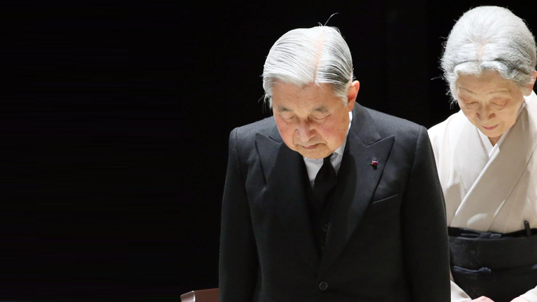 Japans Kaiser Akihito und Kaiserin Michiko legen um 14:46 Uhr am 11.03.2015 eine Schweigeminute ein.