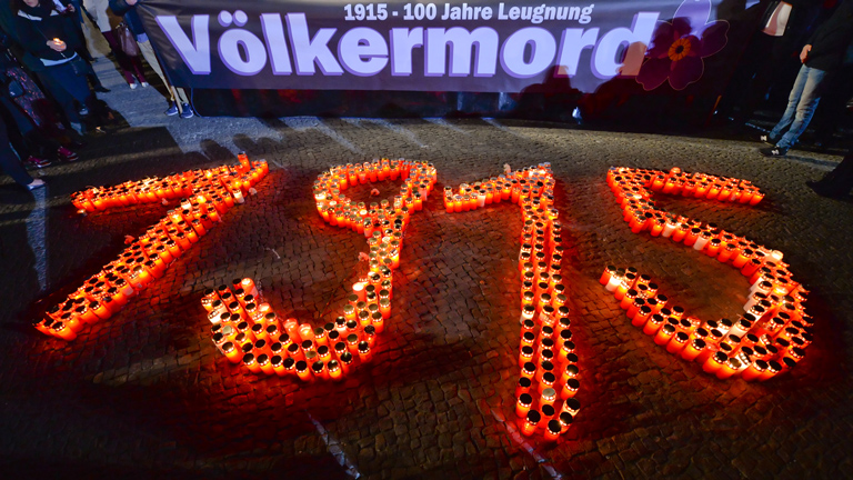 Kerzen stehen am 23.04.2015 in Form der Jahreszahl 1915 beim "Lichterzug der Vergessenen" vor dem Brandenburger Tor in Berlin anlässlich des 100. Jahrestag des Beginns der Massaker an den Armeniern im Osmanischen Reich.