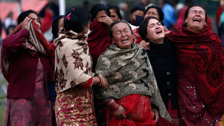 Am 28.04.2015 trauern mehrere Frauen vor einem vom Erdbeben zerstörten Haus in Nepal.