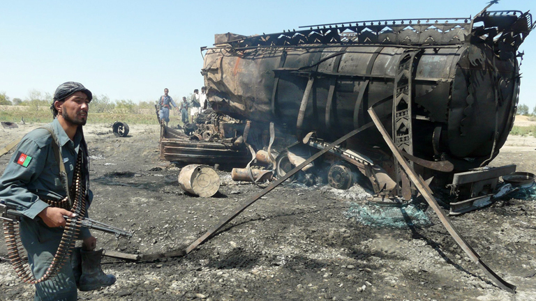 Ein afghanischer Polizist untersucht am 04.09.2009 die Trümmer eines Tanklasters bei Kundus.