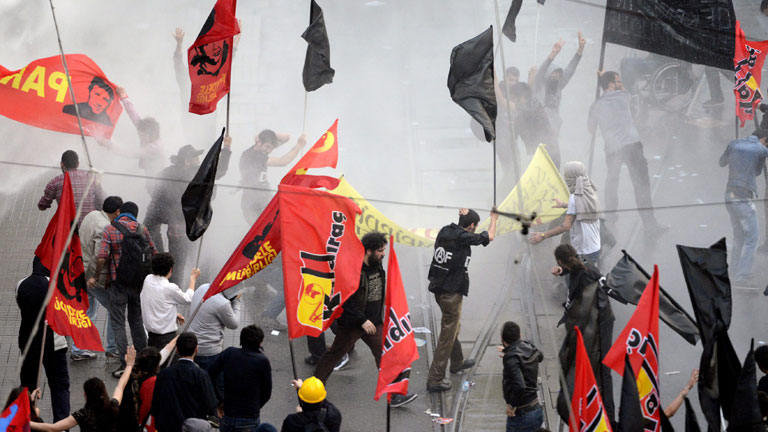 Proteste nach dem Grubenunglück in der Türkei. Die Demonstranten werden von Wasserwerfern auseinandergehalten.