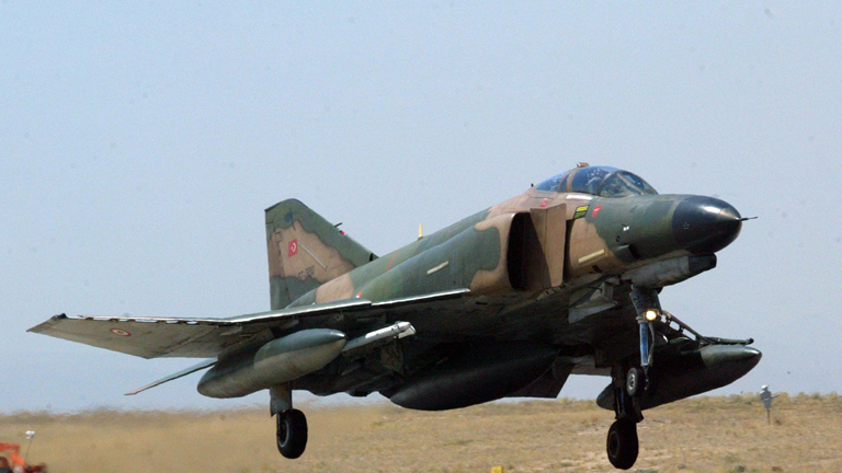 Ein türkisches Kampfflugzeug vom Typ F-4 Phantom.