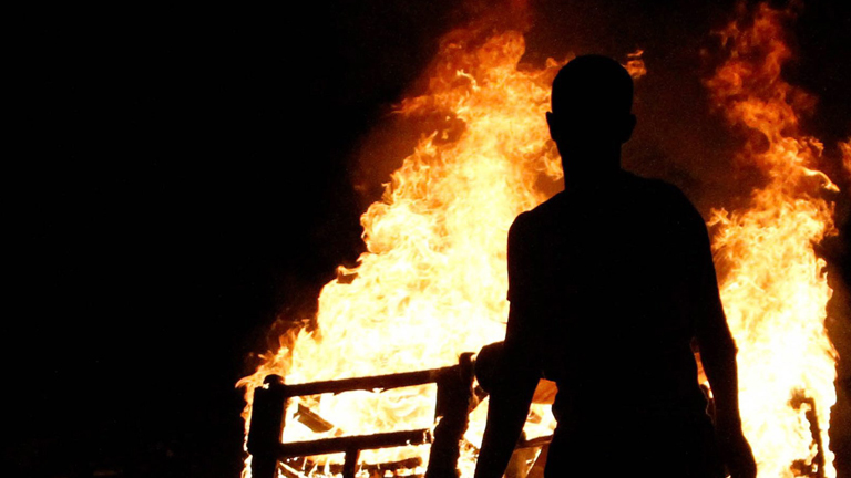 Am 26.07.2015 steht ein Mann vor einem Feuer, dass während Protesten gegen die türkische Regierung in Istanbul ausgebrochen ist.