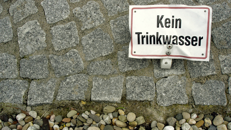 Ein Schild auf der Straße zeigt an: Kein Trinkwasser.