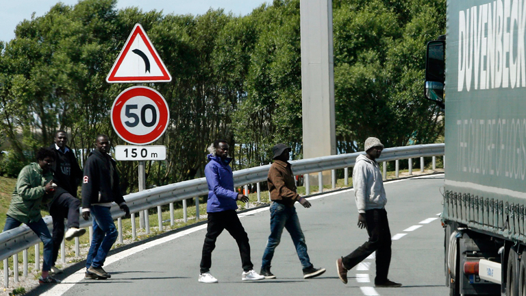 Flüchtlinge auf der Straße in der Nähe des Eurotunnels bei Calais.