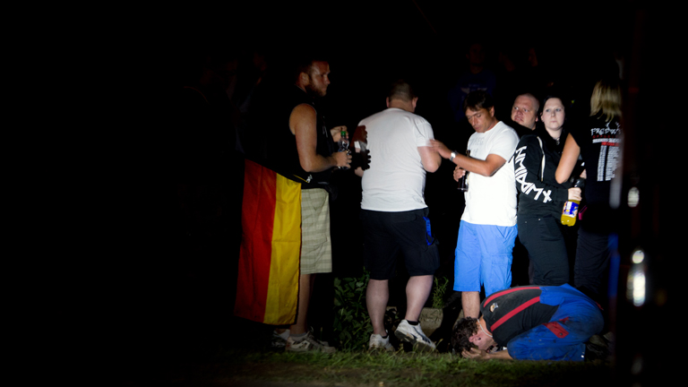 Gegner einer Asylunterkunft in einem ehemaligen Praktiker-Baumarkt protestieren am 21.08.2015 in Heidenau (Sachsen) vor der Asylunterkunft.