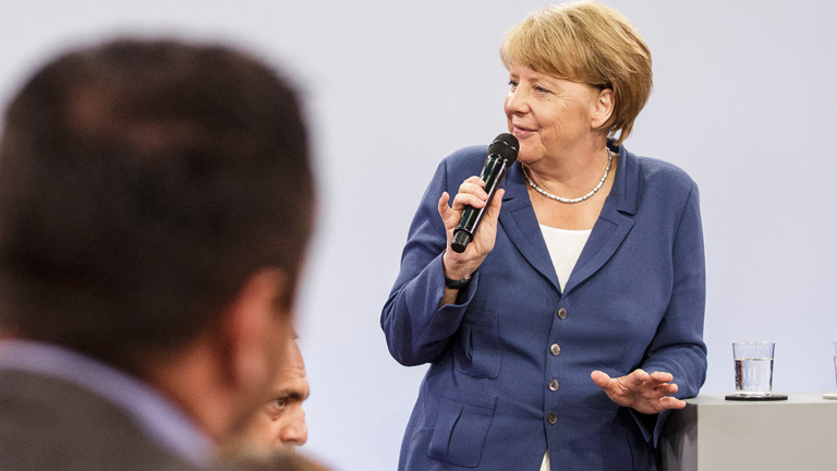 Bundeskanzlerin Angela Merkel spricht am 25.08.2015 mit Bürgern in Duisburg-Marxloh