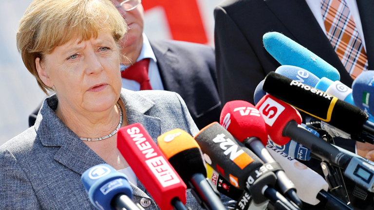 Nach dem Besuch einer Flüchtlingsunterkunft gibt Bundeskanzlerin Angela Merkel (CDU) am 26.08.2015 in Heidenau (Sachsen) ein Statemen