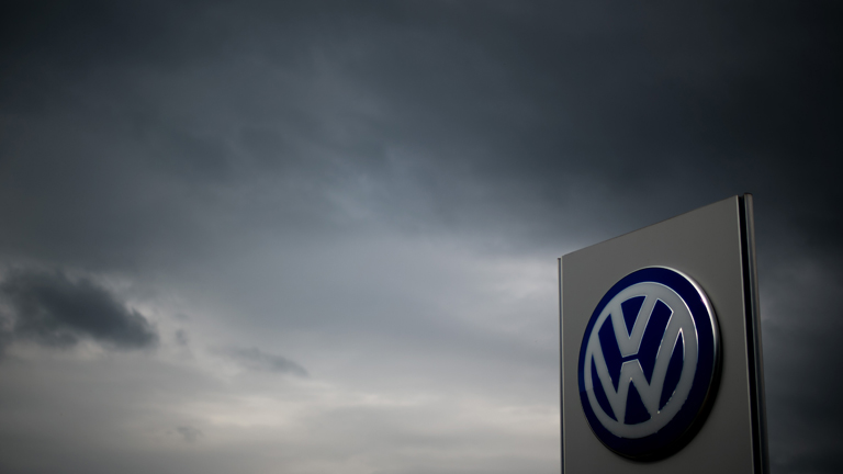 Das Logo von VW vor einem düsteren Hintergrund.