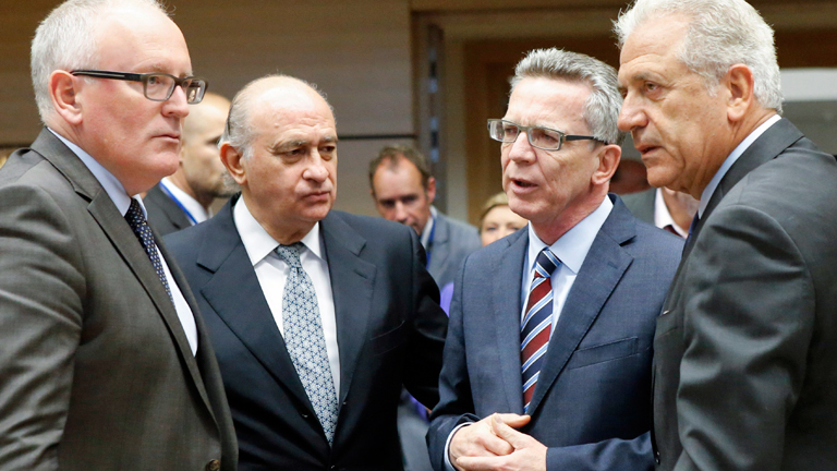 Frans Timmermans, Jorge Fernandez Diaz, Thomas de Maiziere und Dimitris Avramopoulos stehen am 22.09.2015 nebeneinander.