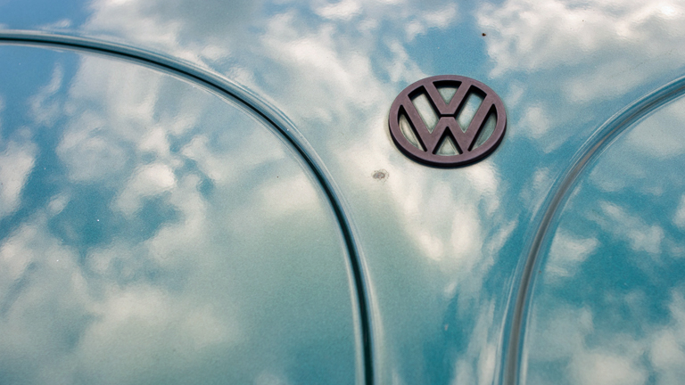 Die Motorhaube eines Käfers zeigt das VW-Logo.