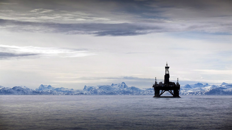 Eine Ölbohrinsel in der Arktis.