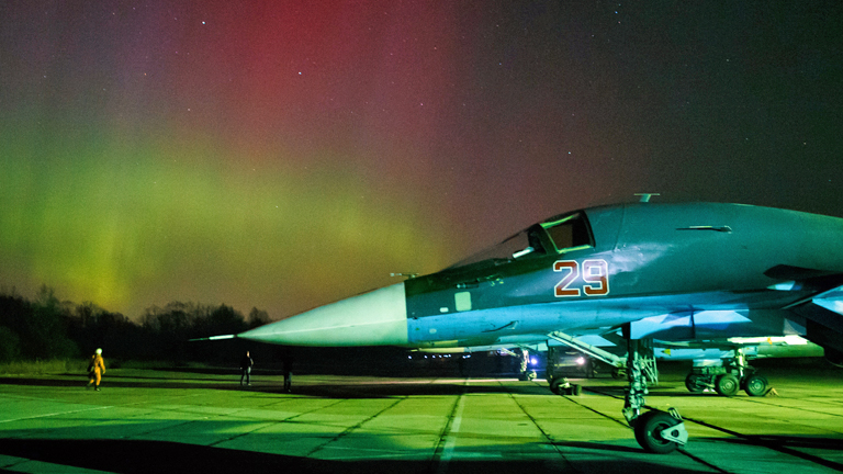 Ein russischer Bomber SU-34 auf einem Landefeld.