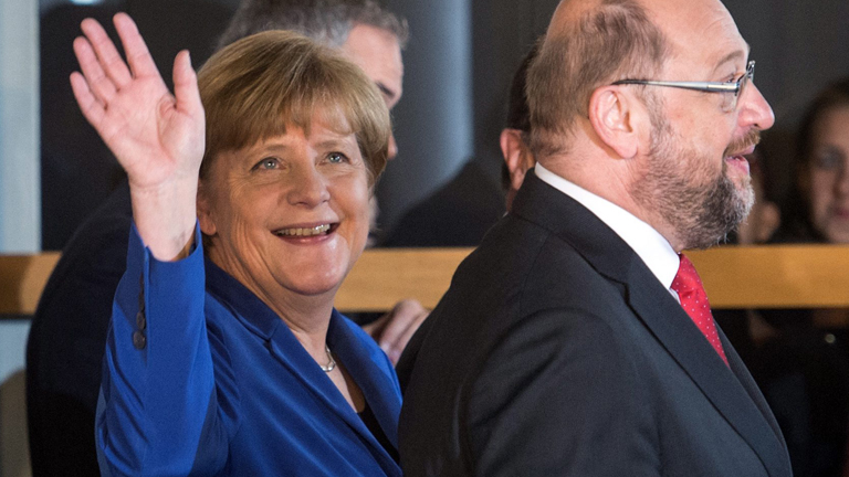 Winkende Bundeskanzlerin Angela Merkel und Martin Schulz