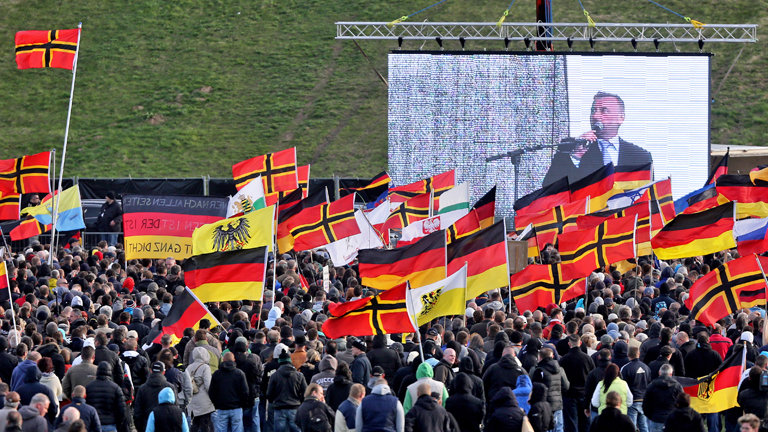 Lutz Bachmann spricht am 13.04.2015 auf einer Pegida-Kundgebung in Dresden.