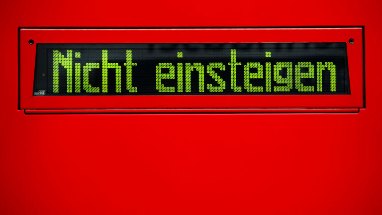 Auf der Anzeige an einem Zug im Hauptbahnhof in Dresden (Sachsen) ist "Nicht einsteigen" zu lesen.