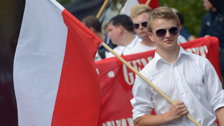 Neonazis marschieren am 02.08.2014 durch die Innenstadt von Bad Nenndorf (Niedersachsen).