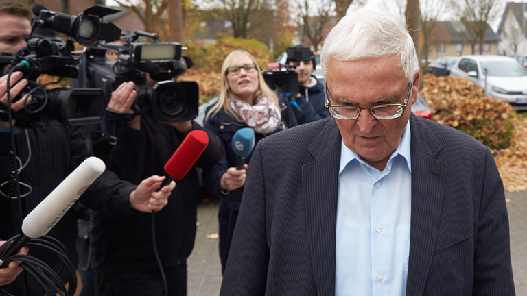 Theo Zwanziger geht mit gesenktem Kopf an Journalisten vorbei.