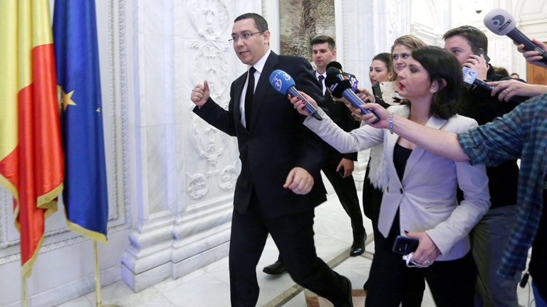 Rumänischer Premierminister gefolgt von Journalisten