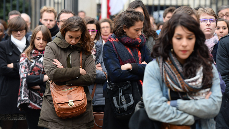 Am 16.11. stehen in Frankreich für eine Schweigeminute beisammen.