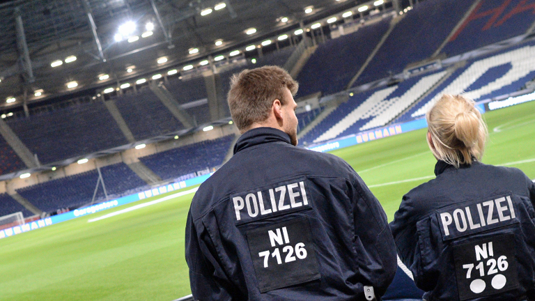 Zwei Polizisten bewachen am 17.11.2015 das Fußballstadion in Hannover.