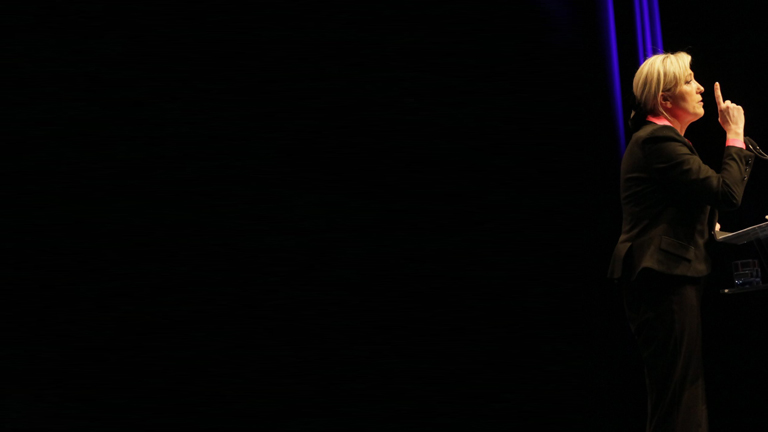 Die Parteichefin Marine Le Pen des Front National hält eine Rede.