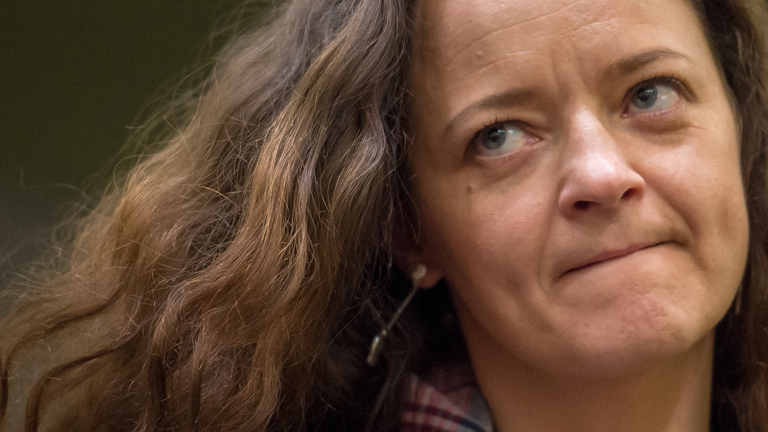 ie Angeklagte Beate Zschäpe betritt am 10.11.2015 den Gerichtssaal im Oberlandesgericht in München.