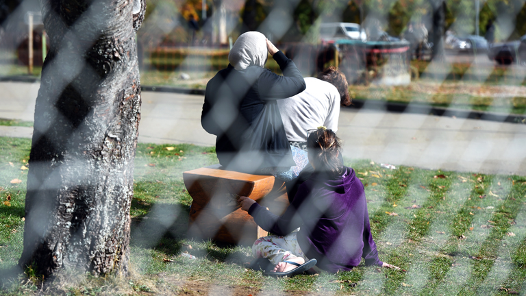 Flüchtlinge hinter einem Zaun