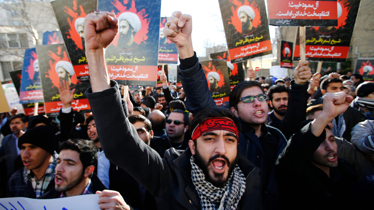 Am 03.01.2016 protestieren Iraner gegen die Hinrichtung von Schiiten in Saudi-Arabien.