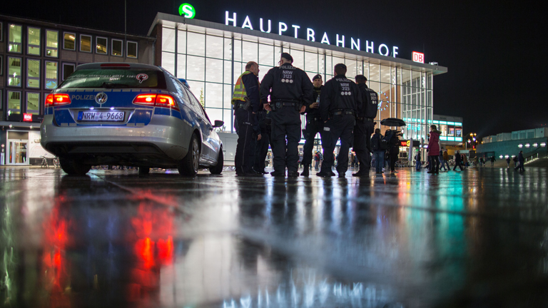 Polizisten stehen am 06.01.2016 in Köln (Nordrhein-Westfalen) vor dem Hauptbahnhof.