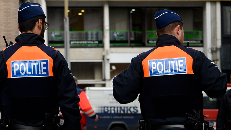 Zwei belgische Polizisten in Antwerpen.