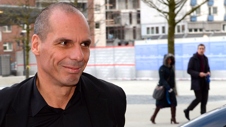 Der griechische Finanzminister Gianis Varoufakis (r) steigt am 04.02.2015 an der Europäischen Zentralbank (EZB) in Frankfurt am Main in ein Auto.