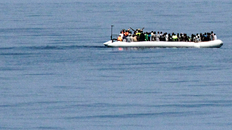 Marine rettet vor Tripolis 103 Flüchtlinge.