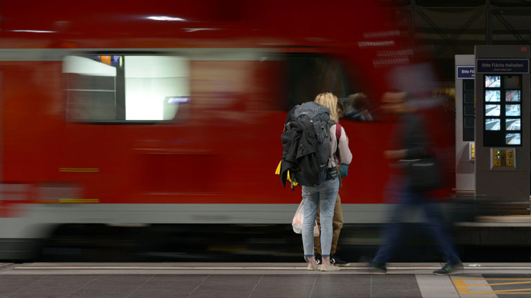 Bahnreisende warten am 16.10.2014 nach dem Ende des Streiks der GDL-Lokführer auf dem Hauptbahnhof in Berlin auf ihren Zug.