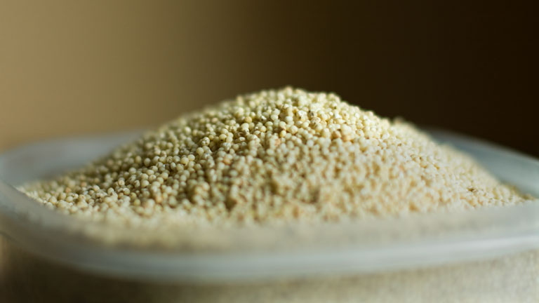 Hirse in einer Schale.