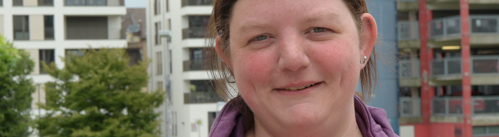 Esther Hasenbeck, Krankenpflegerin im Universitätsklinikum Essen, steht vor dem Landtag in Düsseldorf. In den deutschen Krankenhäusern fehlen nach Verdi-Berechnungen rund 80 000 Krankenpfleger. 18.06.2018