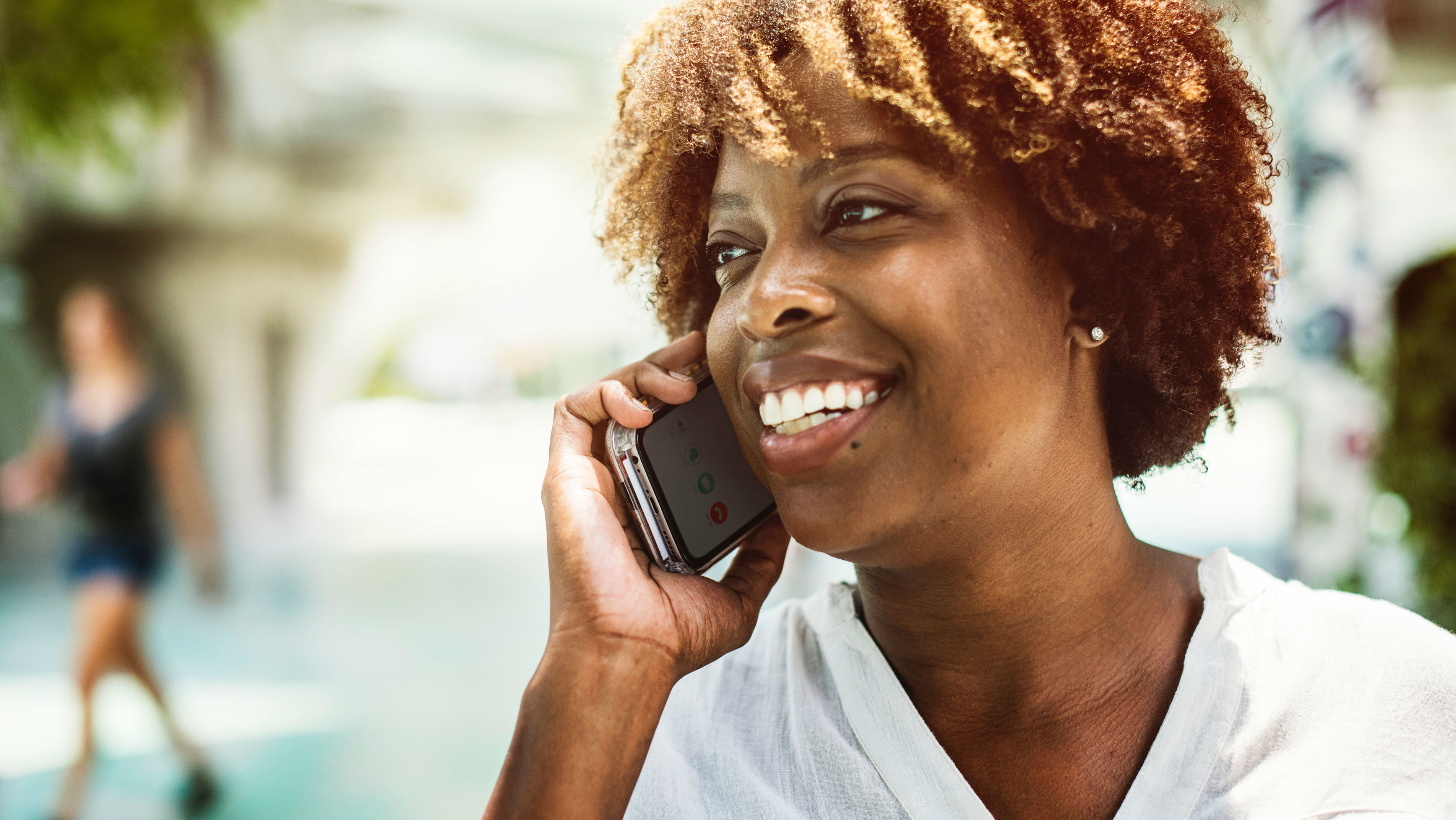 Eine Frau telefoniert.