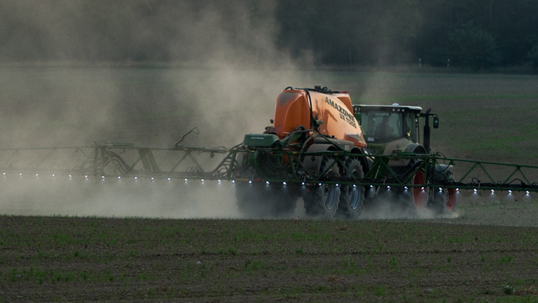 Ein Landwirt fährt am späten Abend am 08.09.2016 mit einer Pestizid- und Düngerspritze über ein Feld nahe Petersdorf (Brandenburg). Foto: Patrick Pleul/dpa