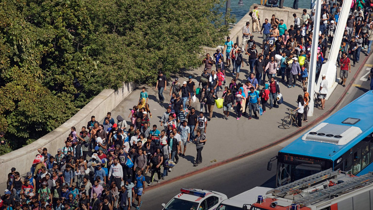 Flüchtlinge gehen zu Fuß von Ungarn nach Österreich.