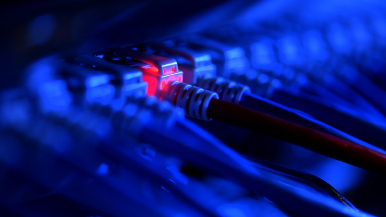 Ein LAN-Stecker ist rot erleuchtet