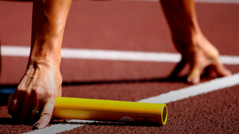 Ein Läufer beim Start eines Staffellaufs.