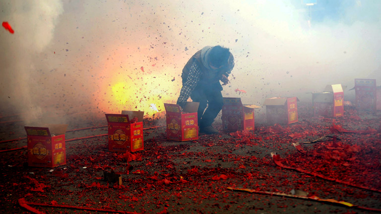 Jemand zündet Böller an.