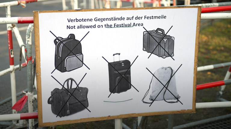 Ein Warnschild bei einer Silvesterfeier