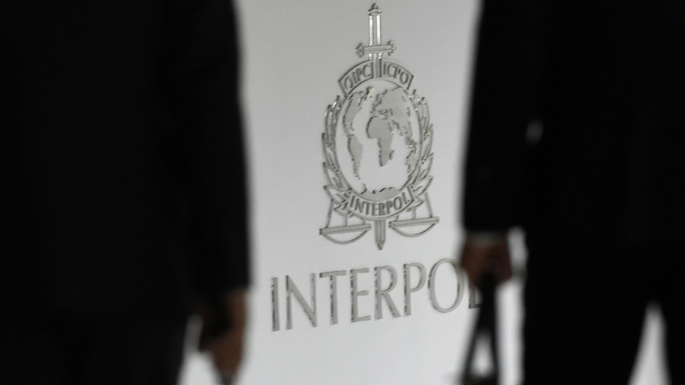 Das Logo von Interpol.